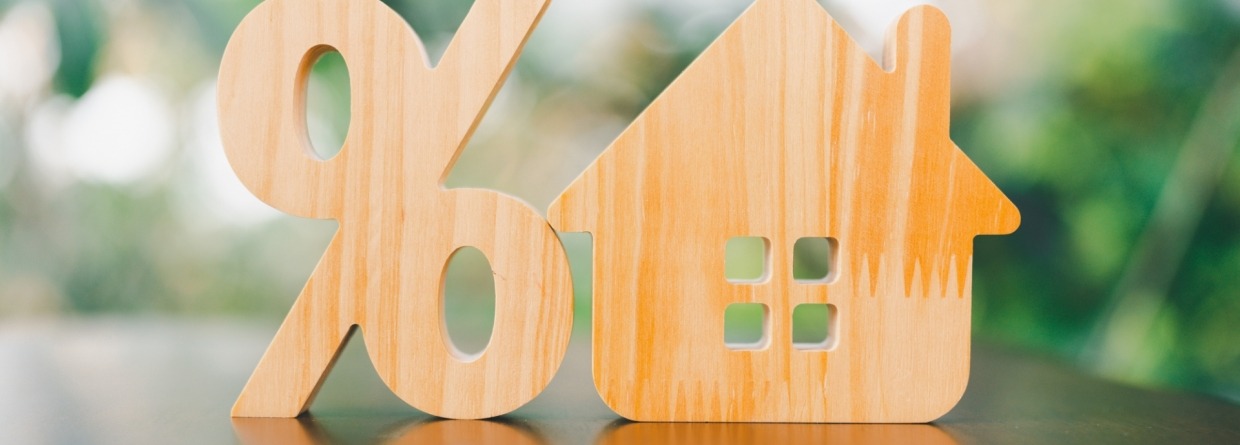 Houten procentteken en houten huisje ernaast